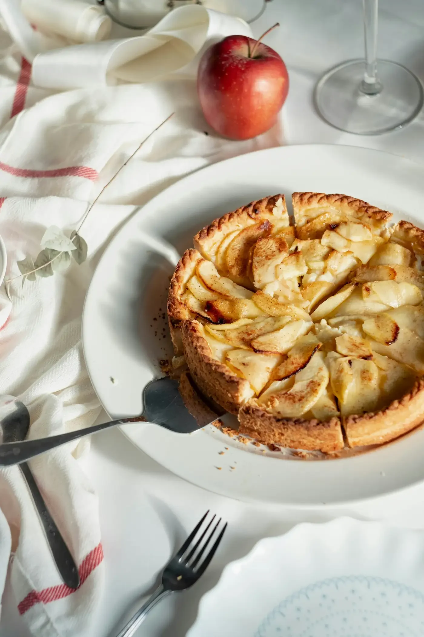 Es una imagen de una tarta de manzana