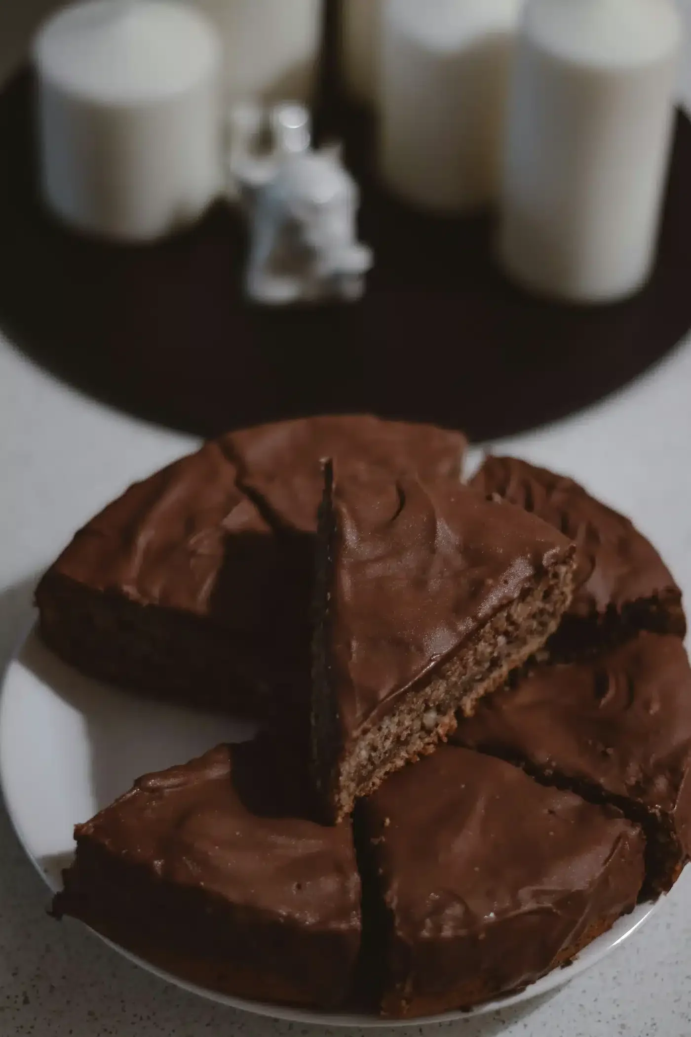 Es la imagen de una torta de chocolate